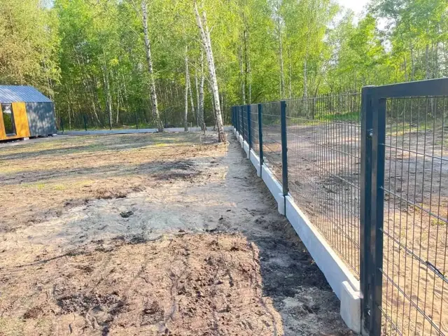 Паркан із сітки на фундаменті